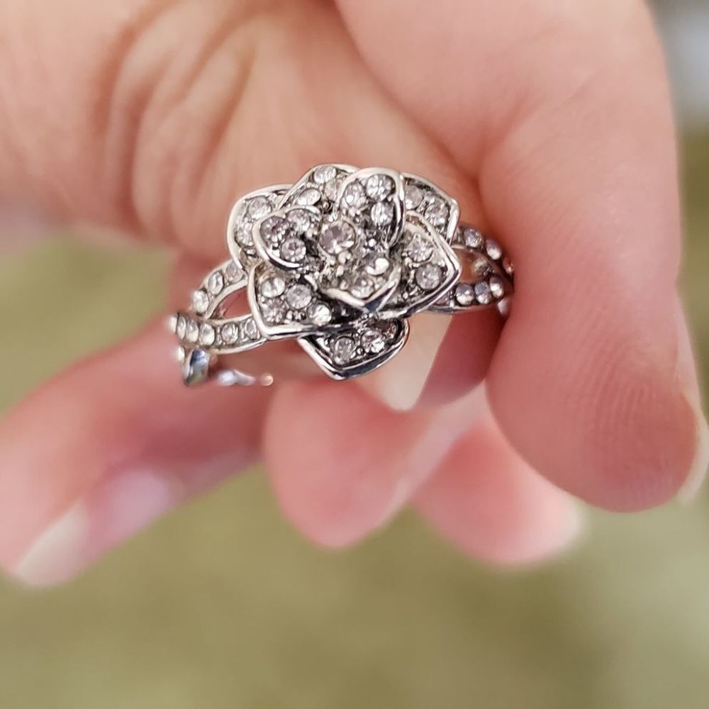Gorgeous CZ Flower Ring- Sparkly & Stunning! Sz 9 - Picture 6 of 8